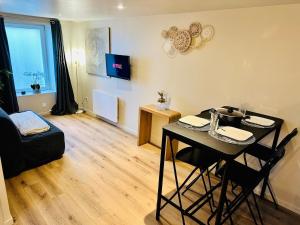 a living room with a table and a couch at Appartement moderne et chaleureux in Mutrécy