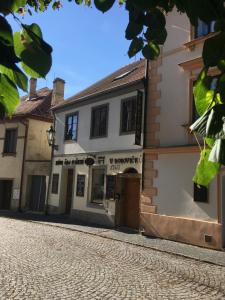 a building on the side of a cobblestone street at Penzion U Borovičků in Litoměřice
