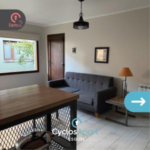 ein Wohnzimmer mit Sofa und Tisch in der Unterkunft CyclosApart in Esquel