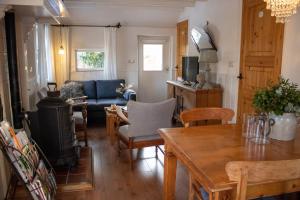 a living room with a table and a stove at Oes-Tilber in Zweeloo