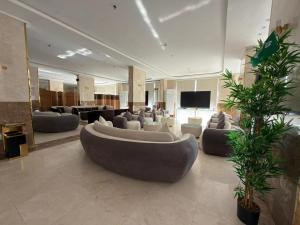 a large living room with a large couch and chairs at فندق ستارفيش الحوراء الفندقية in Umm Lajj