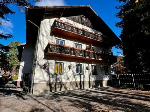 a building with balconies on the side of it at Joes cozy Apartment in Payerbach