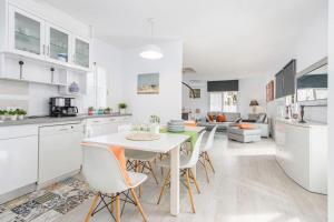 a kitchen and dining room with a table and chairs at Piscina, mar y centro – Casa ideal para familias in Empuriabrava