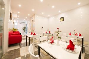 En restaurant eller et spisested på Ha Noi Holiday Center Hotel