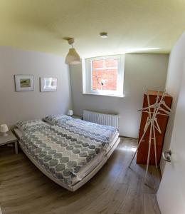 a bedroom with a bed and a window at Ferienwohnung Krabbe in Dornum
