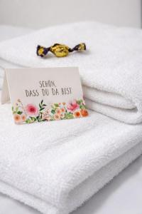 a white towel with a sign that says class do da best at NEST by Tendo Stay - Comfort Housing in Falkensee
