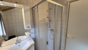 a bathroom with a shower and a sink at Ferienhaus Eichhörnchenhöhle in Haren +11 photos