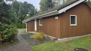 a brown building with a window on the side of it at Ferienhaus Eichhörnchenhöhle in Haren