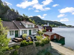 a house on the shore of a body of water at Kongshamn Gjestgiveri in Kirkehamn