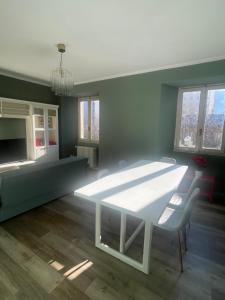 a living room with a white table and chairs at Ca Sunder in Sondrio