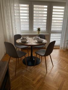 a dining room with a table and chairs at Apartament 94 Konin in Konin