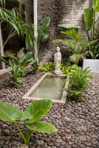 a garden with a statue in front of a building at Hotel Ideal in Miramar