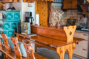a wooden table and chairs in a kitchen at Kauperhaus in Burg