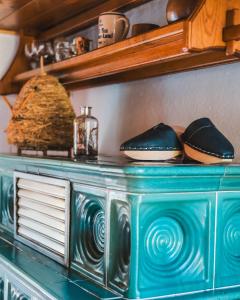 a blue cabinet with plates on top of it at Kauperhaus in Burg