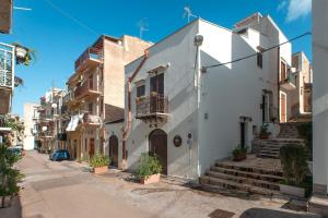 a white building on the side of a street at Bed and Breakfast Nilu' in Castellammare del Golfo