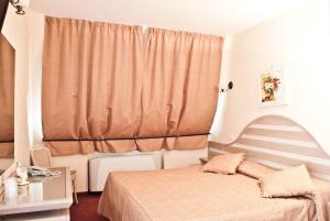Postel nebo postele na pokoji v ubytování Hotel Nedy