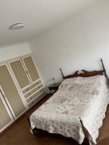 a bedroom with a bed and a white wall at Casa en Miramar in Miramar