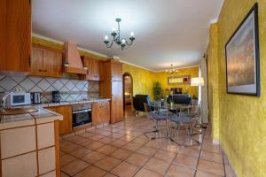 a kitchen with a table and chairs in it at Apartamento Vulcano in Adeje
