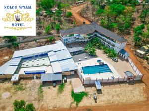 an aerial view of a building with a swimming pool at Hôtel Kolou Wyam in Tcharé