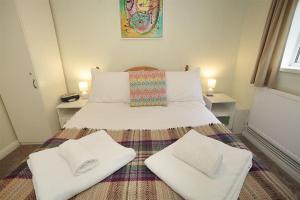 a bedroom with a bed with two white towels on it at 1 Bed in Langland oc-hh147 in Newton
