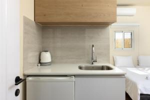 a kitchen with a sink next to a bed at Bella Vista House - בלה ויסטה האוס in Eilat