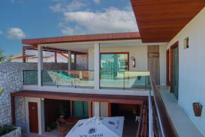ein Haus mit Balkon und Swimmingpool in der Unterkunft Villa Sol e Mar in Maragogi
