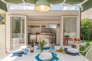 a dining room with a table and a kitchen at Il Nido 2&2 in Staggiano