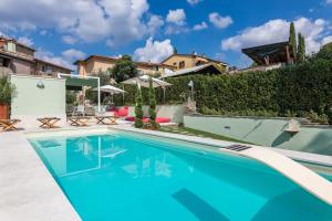 a swimming pool in the backyard of a villa at Il Nido 2&2 in Staggiano
