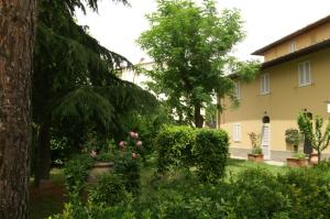 A garden outside Hotel Calzaiolo