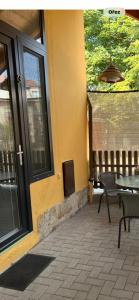 a patio with a table and chairs and a building at UbytkoMácháč in Staré Splavy
