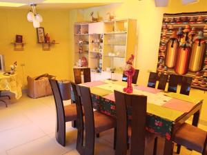 a dining room with a table and some chairs at Casa de campo y Chalet las Morenas in Sicuani