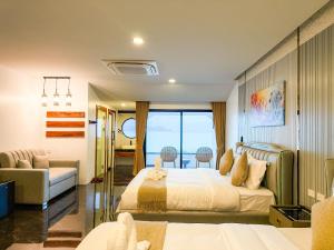 เตียงในห้องที่ Aokhanom Hotel