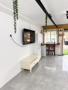 a living room with a tv on the wall at חמדת השקד in Mishmār Hāyardin