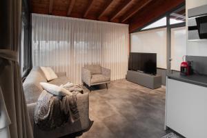 a living room with a couch and a television at Terrazza Retica in Piateda