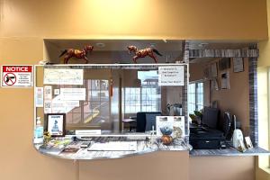 a mirror with two toy horses on top of it at Red Carpet Inn & Suites Lima -Listing Partner in Lima