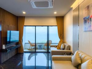 โทรทัศน์และ/หรือระบบความบันเทิงของ Aokhanom Hotel