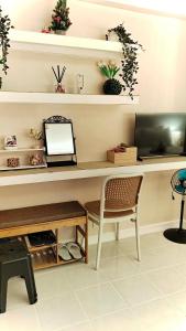 a desk with a laptop and a chair in a room at Beloved's Homestay in Iruhin