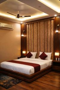 a bedroom with a large bed in a room at The Satluj Vista in Bilāspur