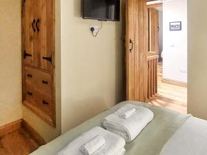 a room with a bed with two towels on it at 13 Doomgate Cottage - Uk45056 in Appleby