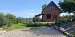 a house on a hill with a garden at Sowie wzgórze in Krynica Zdrój