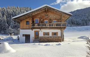 a log cabin in the snow with a balcony at Charmantes Ferienhaus in Schwendt