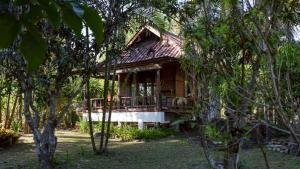 a small house in the middle of trees at Le mont pai resort in Pai