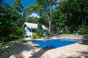 een zwembad voor een huis bij Monoceros Resort in Mae Rim