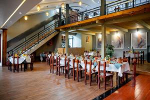 ein Esszimmer mit Tischen und Stühlen und eine Treppe in der Unterkunft Greenside Hotel in Arusha