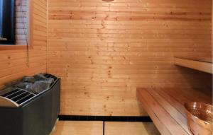 a room with a sauna with a wooden wall at Stunning Home In Örkelljunga With Sauna in Orkelljunga