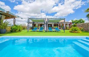 a pool with chairs and a gazebo at Villa Son Gat Mallorca in Montuiri