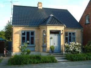 馬斯塔爾的住宿－Jugendstil-Villa Aerö，一间蓝色门的小砖屋