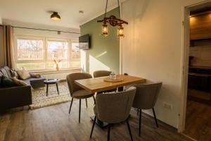 a dining room and living room with a table and chairs at Hannas Lieblingsplatz in Marburg an der Lahn