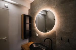 a bathroom with a black sink and a mirror at Hannas Lieblingsplatz in Marburg an der Lahn