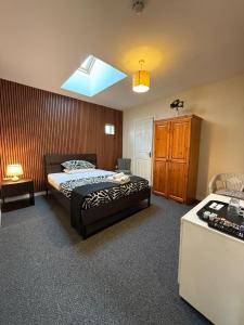 a bedroom with a bed and a window in it at Prestashortstays in Belfast